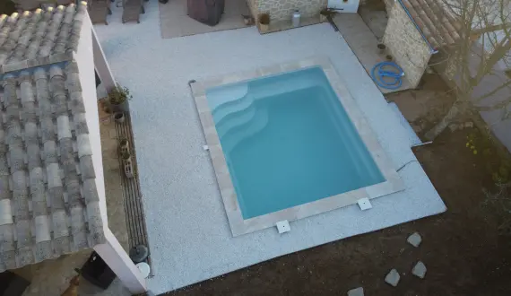 Quel type de piscine choisir pour un petit jardin ? Le guide complet pour transformer votre extérieur